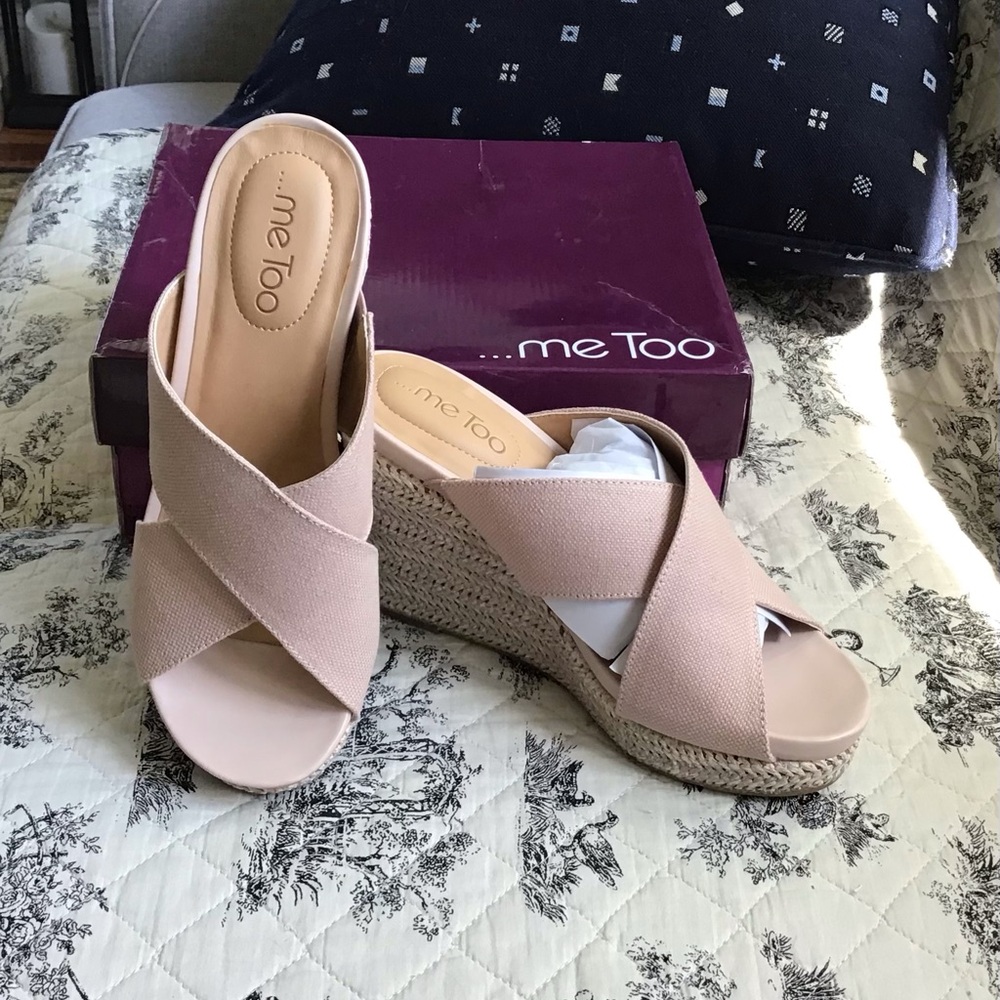 **NEW** In box, Me Too Athena Canvas 8M wedge sandals in beige/muted pink!